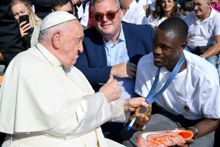 El Papa Francisco saluda a Letsile Tebogo.