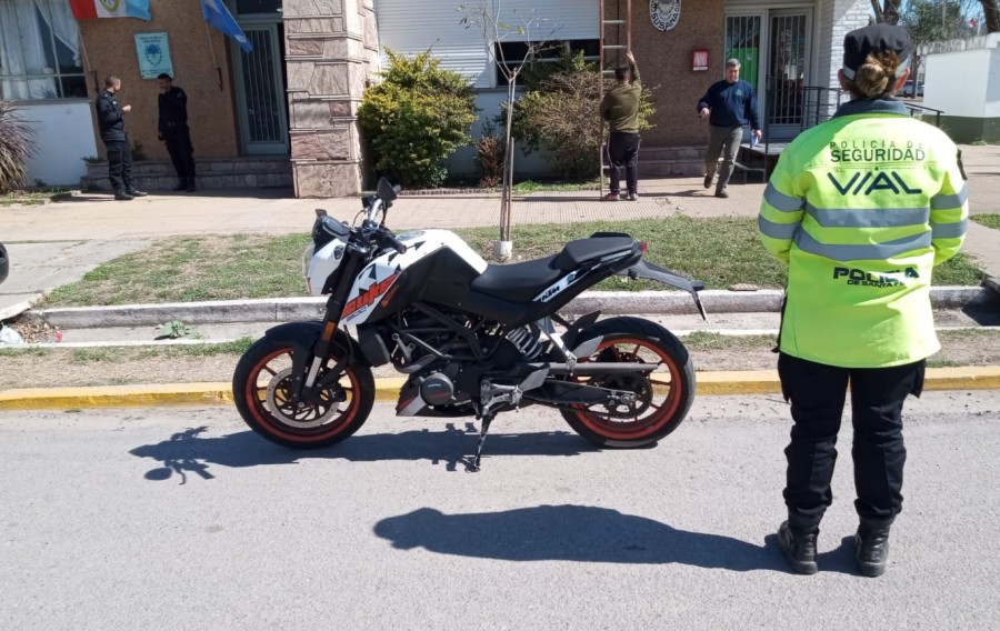 JUNTO AL REVÓLVER 38. - La moto KTM 200 secuestrada y trasladada a sede de la Subcomisaría N° 16 de Susana.