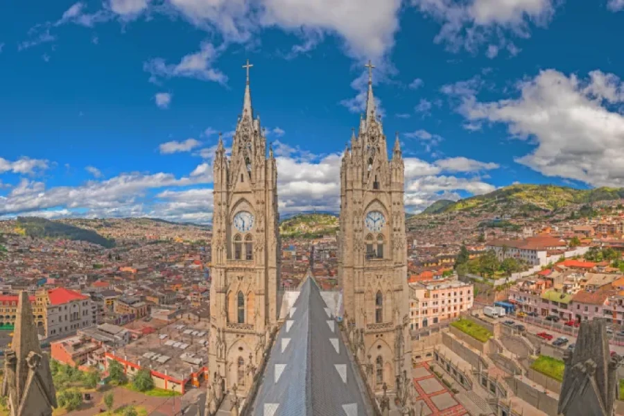 Bas&iacute;lica del Voto Nacional y centro de Quito en Ecuador.