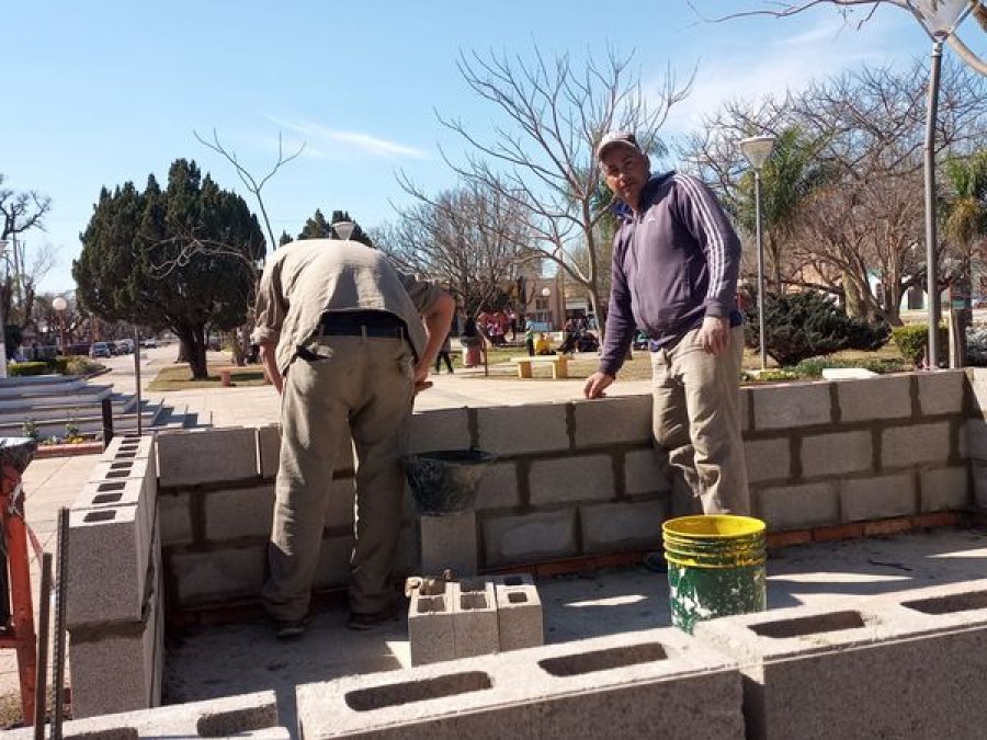 Obreros comunales en plena labor.