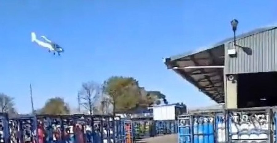 El momento exacto en que una cámara registra la caida de la avioneta sobre la empresa Air Liquide.