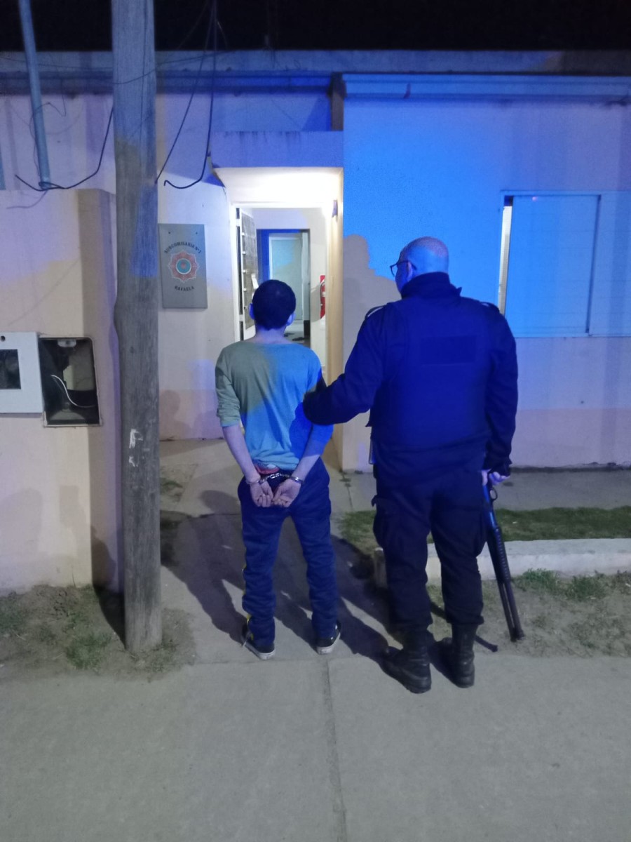 El arrestado al momento de ingresar a Subcomisaría N° 1.