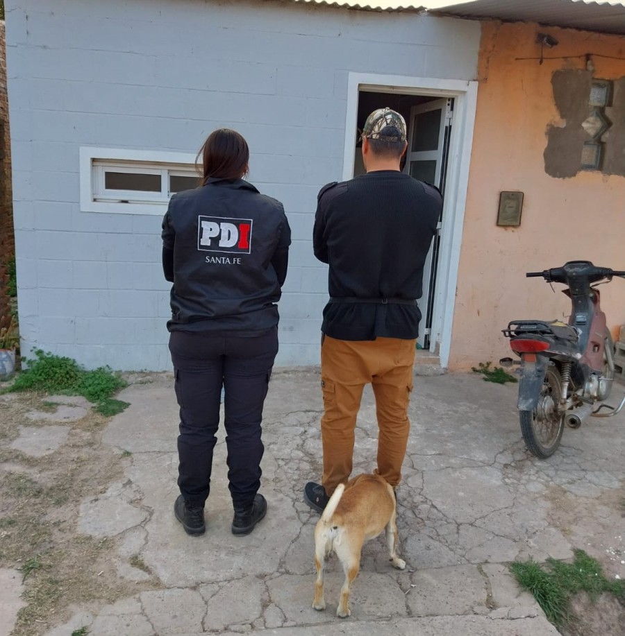 <i>Personal de PDI realizando la requisa domiciliaria.</i>