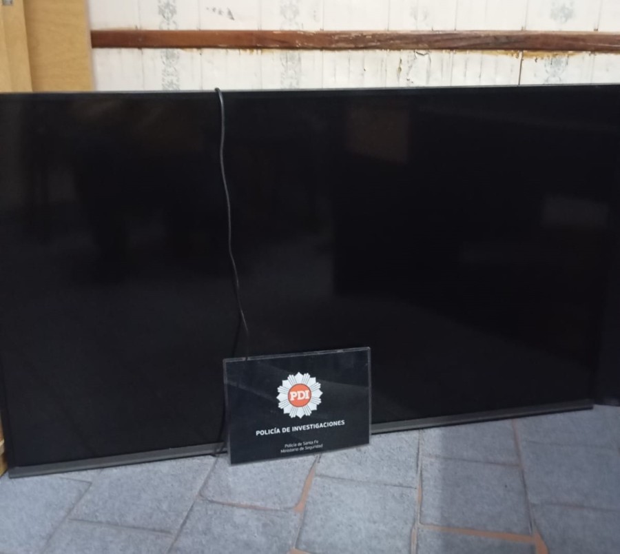 El televisor de grandes dimensiones robado y luego recuperado.
