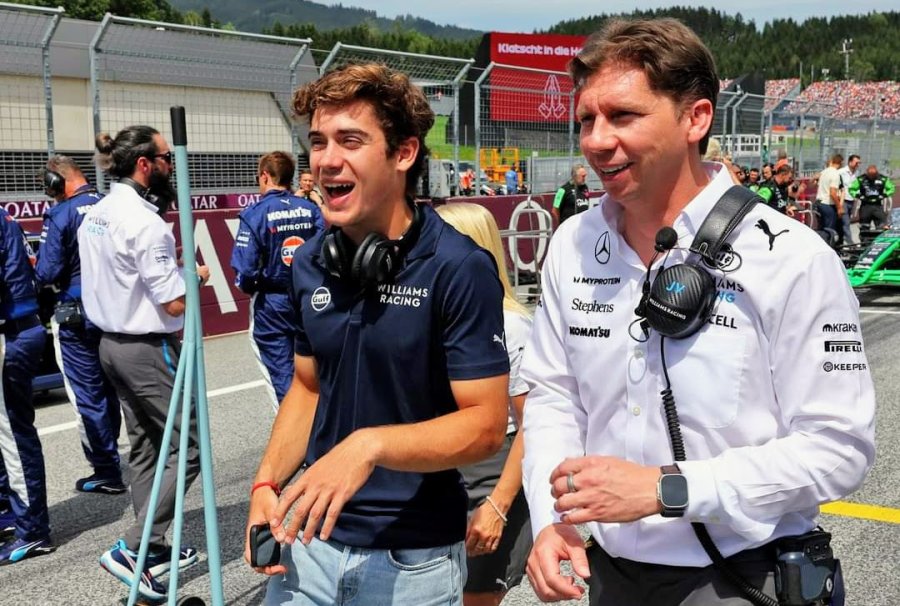 Franco Colapinto y el jefe del equipo James Vowles sonrientes en Monza.
