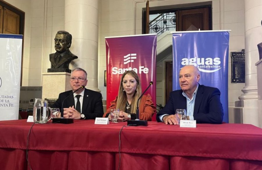 Marcelo Mántaras, Anahí Rodríguez y Alfredo Menna durante la audiencia pública en el hall de la Legislatura.