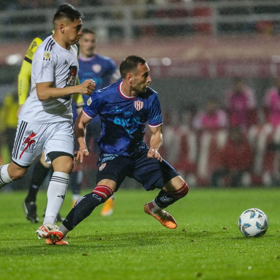 TATENGUE./ No pudo quedar solo en la punta.