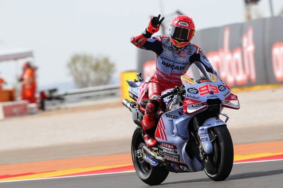 Marc M&aacute;rquez saluda a los aficionados tras su victoria en la carrera sprint de Arag&oacute;n.