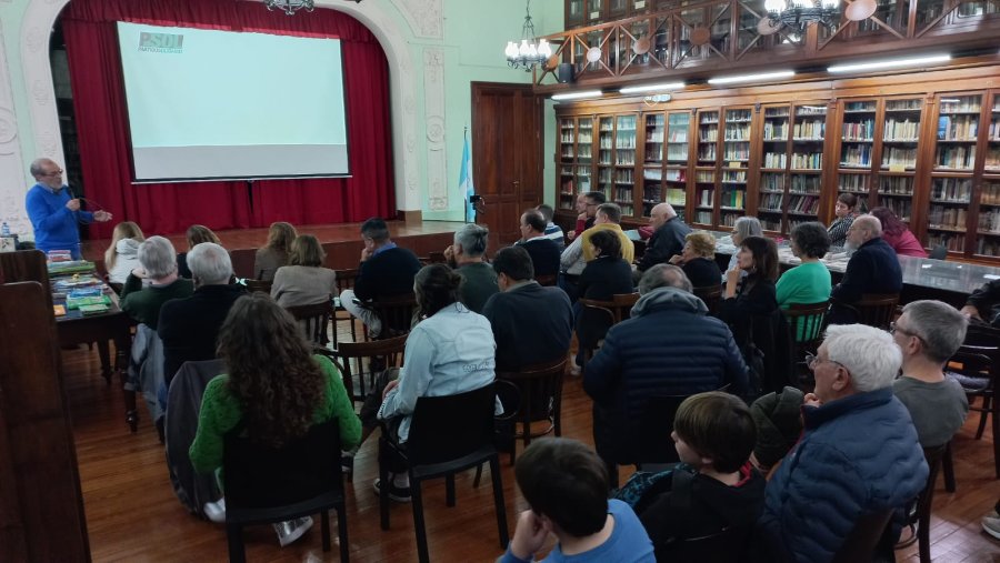 CHARLA-TALLER. Eduardo Althaus disert&oacute; ante un interesante marco de p&uacute;blico.