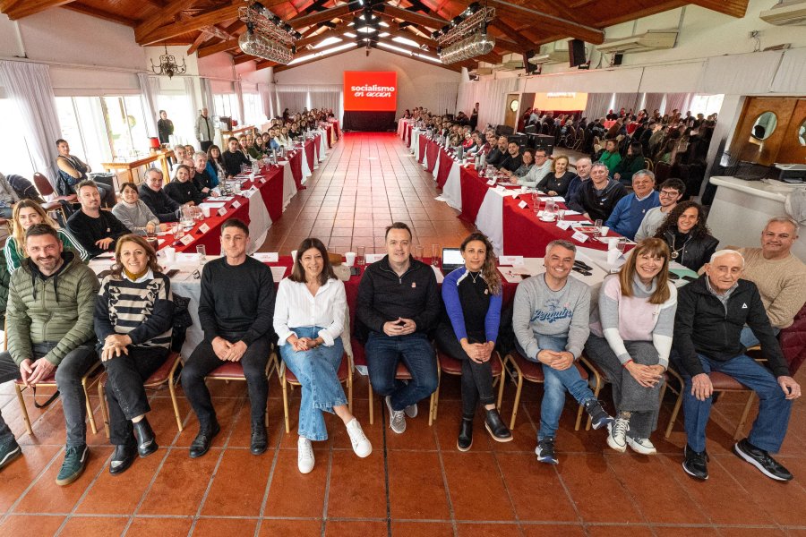 EN OLIVEROS. Los diputados y funcionarios que estuvieron presentes en el encuentro que reuni&oacute; a las autoridades de las 19 Mesas Departamentales.