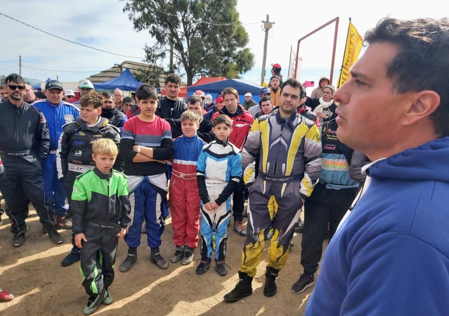 Cristian Bottazzi en una de sus habituales charles con los pilotos de ambas categor&iacute;as.