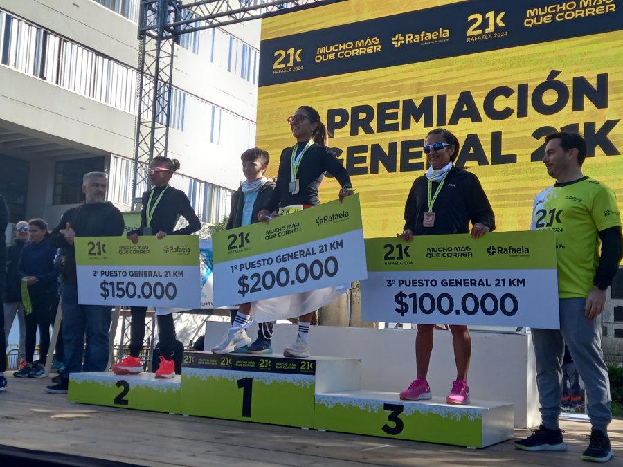 PODIO FEMENINO. La atleta local Florencia Berm&uacute;dez fue ganadora.