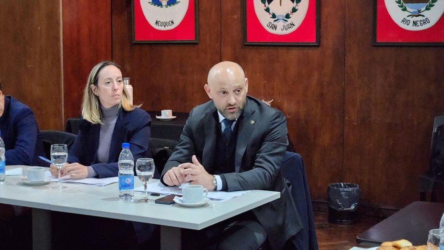 FUNCIONARIOS. El ministro de Desarrollo Productivo Gustavo Puccini, durante la tercera reuni&oacute;n de la Mesa de Di&aacute;logo para el Desarrollo de la Hidrov&iacute;a.