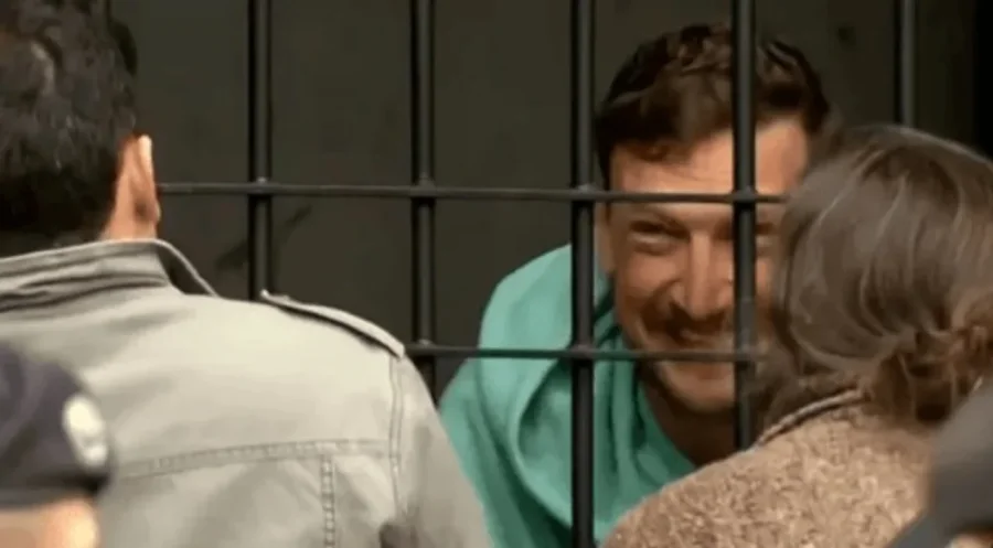 Germán Kiczka a las risas en prisión mientras lo visita su familia.