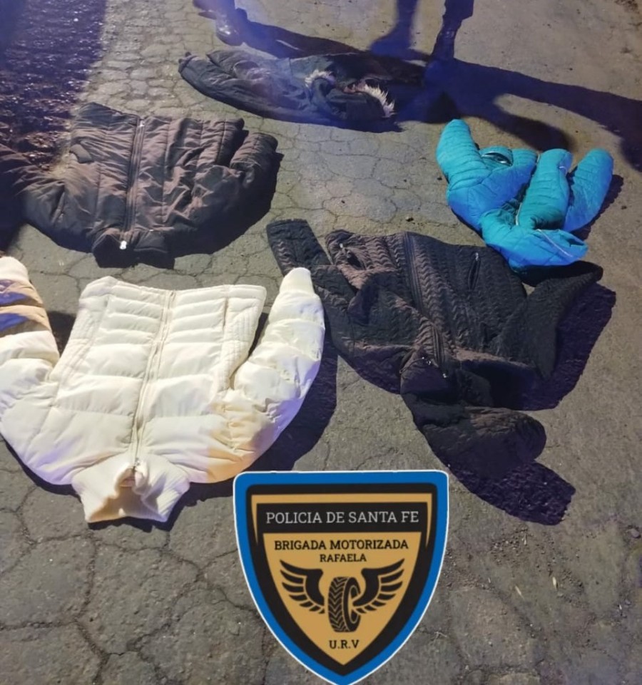 Varias camperas fueron robadas desde la baulera de una moto y luego recuperadas.