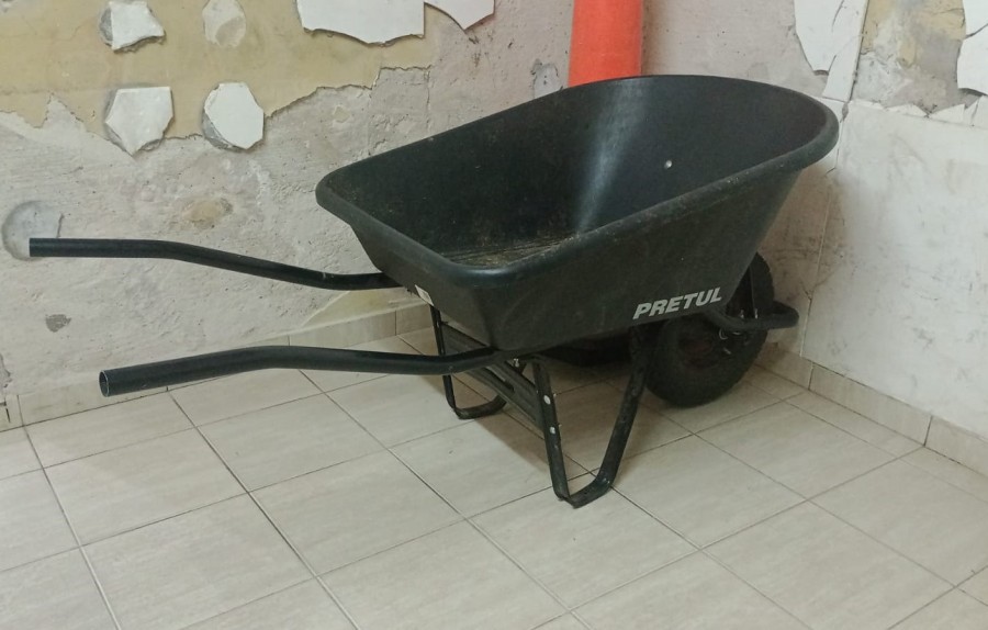 <i>La carretilla -entre otros elementos- robada y luego recuperada por GUR y Polic&iacute;a.</i>