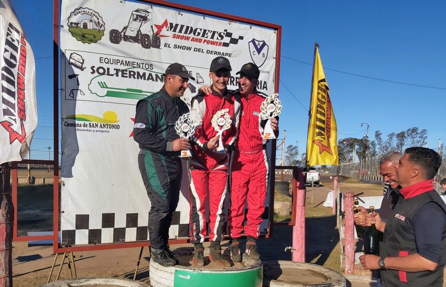Mat&iacute;as Maina, Jerem&iacute;as Molardo, yCristian Molardo, acompa&ntilde;ados por Cristian Bottazzi y Carlos Durand.