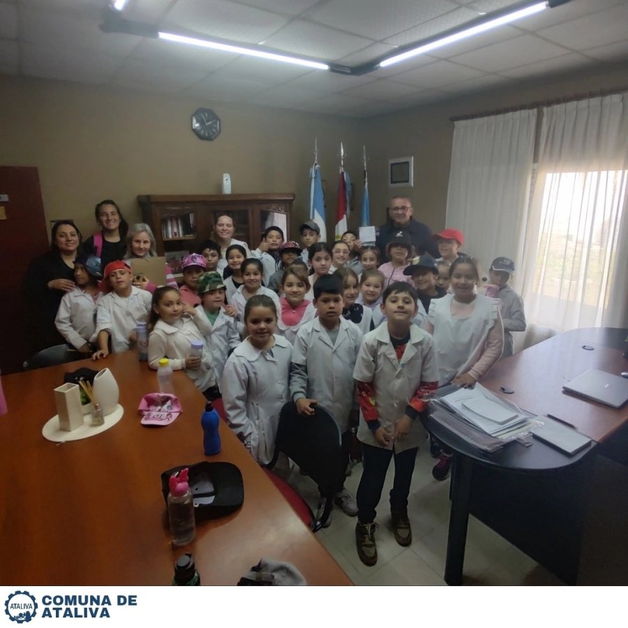 El contingente junto al titular de la Comuna.