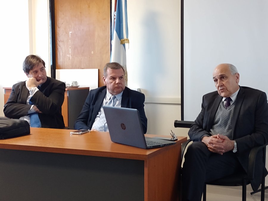 Los jueces Gustavo Bumaguín (de Primera Instancia), Cristian Fiz (de Segunda Instancia), y el director de la OGJ Rubén Gavegno.