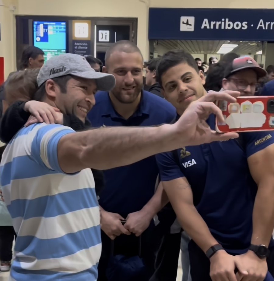 MAYCO VIVAS JUNTO A CHOCOBARES Y LOS FANÁTICOS QUE RECIBIERON A LOS PUMAS EN SANTA FE