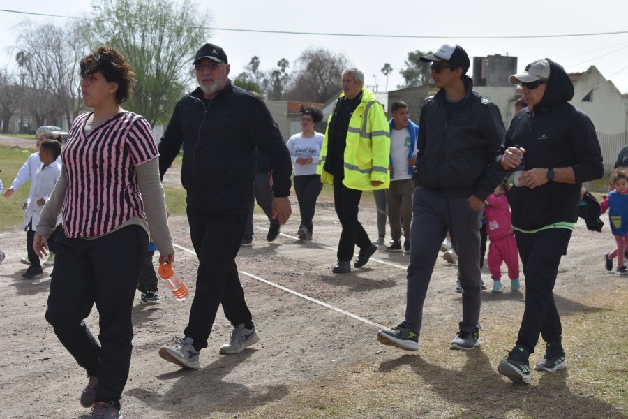 El Intendente tambi&eacute;n particip&oacute; de la caminata.