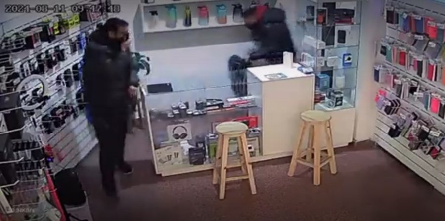 Al final del video, uno de hombres prendió la luz y ambos quedaron al descubierto.