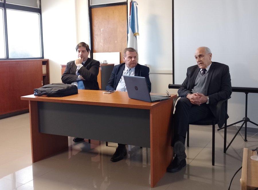 <i>Los jueces Gustavo Bumagu&iacute;n (de Primera Instancia), Cristian Fiz (de Segunda Instancia), y el director de la OGJ Rub&eacute;n Gavegno. (FOTO LA OPINION)</i>