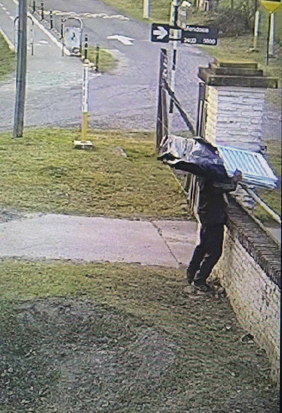 El individuo hurtó las aberturas de aluminio desde una casa en construcción.