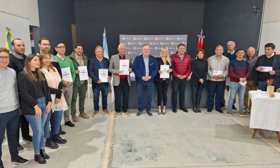 Autoridades y beneficiarios en Ceres.