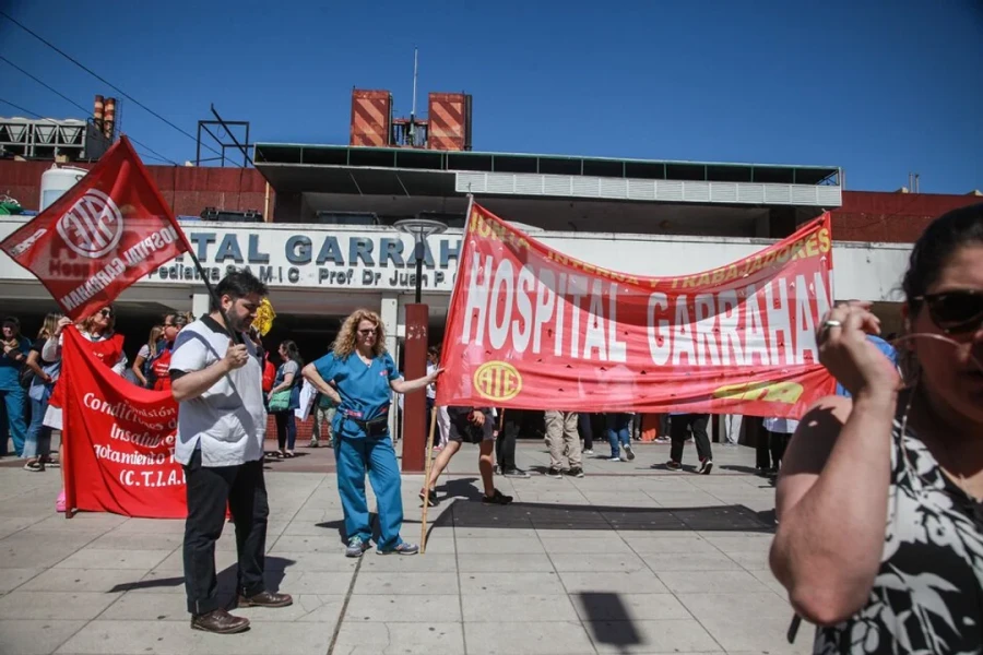 Los trabajadores piden un aumento del 100%, en una cuota, y un salario b&aacute;sico igual a la canasta familiar.