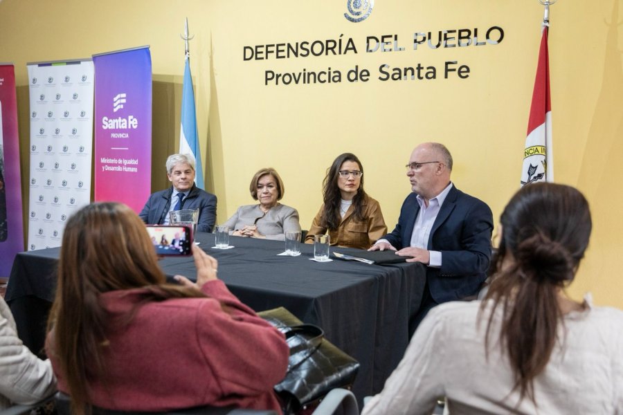 Autoridades junto a Chachi Telesco en conferencia de prensa.