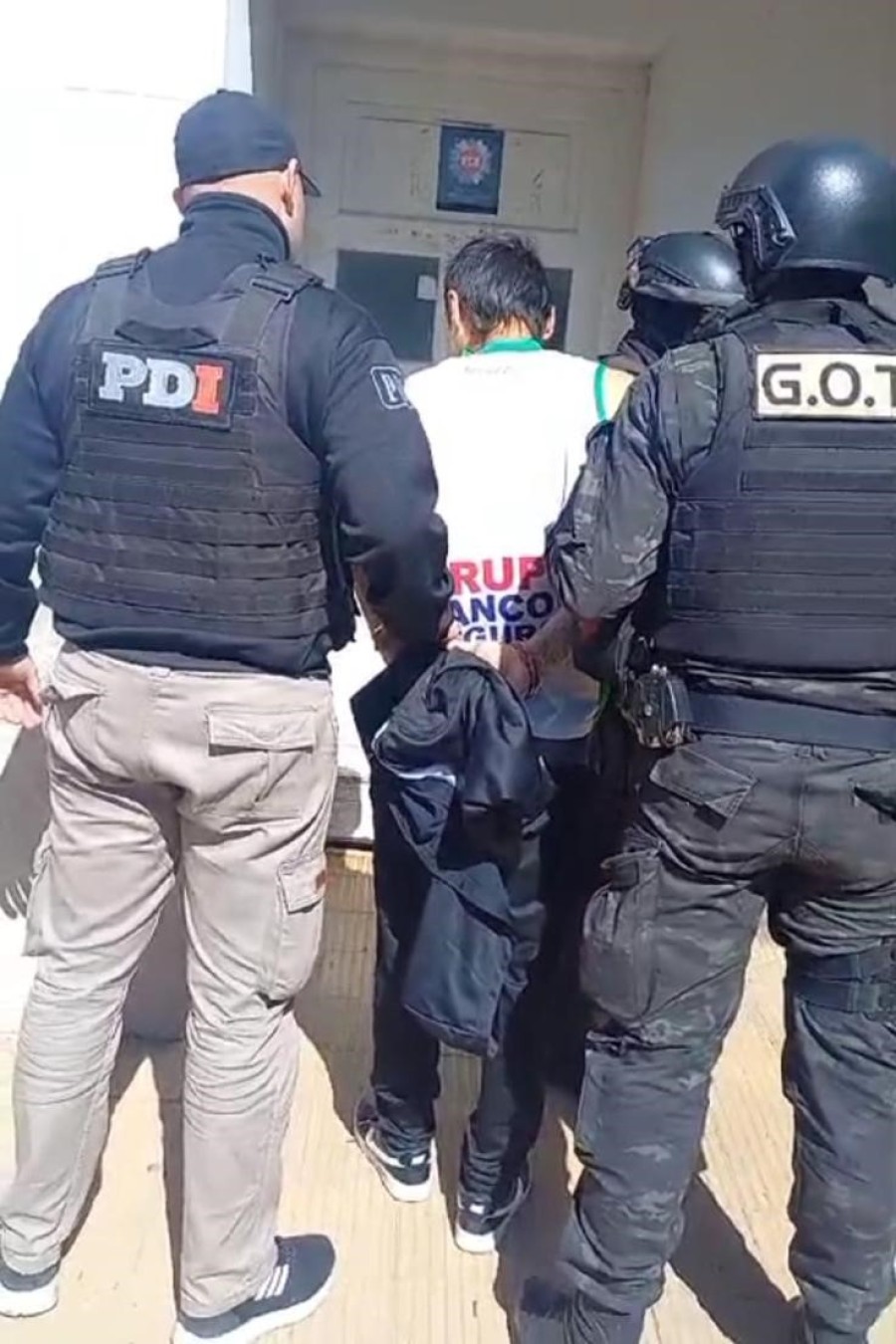 El momento en que Gaspar P. ingresa a la sede de la PDI sunchalense luego de ser atrapado.