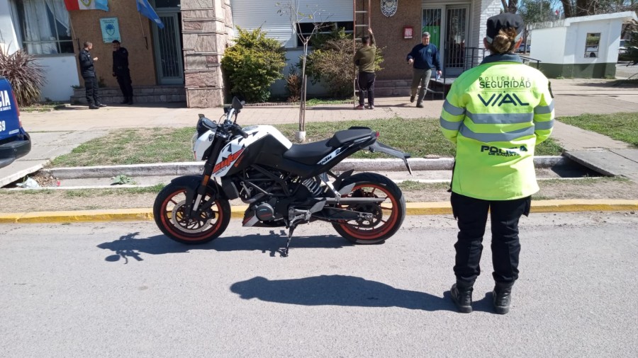 La moto KTM 200 secuestrada y trasladada a sede de la Subcomisaría N° 16 de Susana.