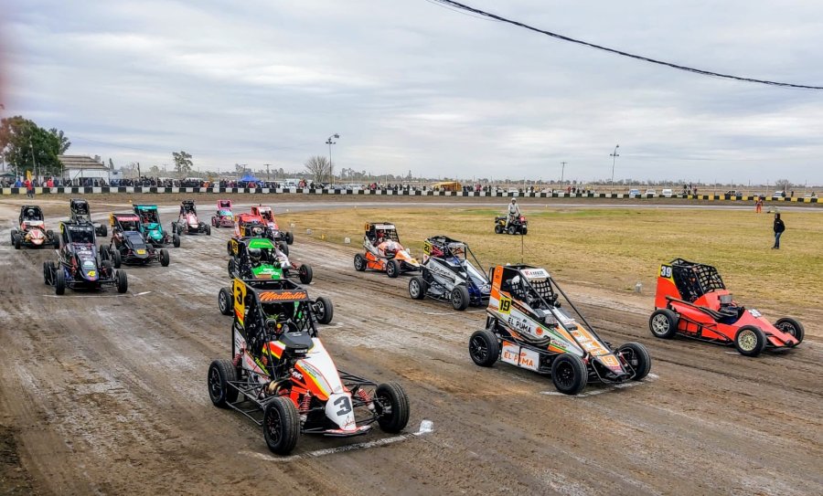 Largada de una de las finales de la categor&iacute;a Midgets Show and Power.