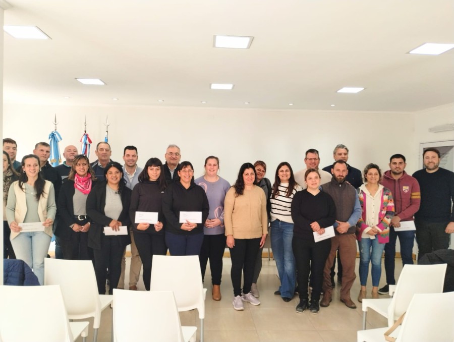 EL RECIENTE ACTO. Beneficiarios junto a las autoridades de la Asociaci&oacute;n y el legislador por el Departamento.