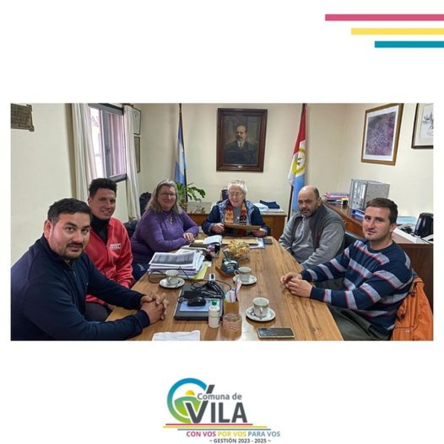 Autoridades comunales con representantes de las empresas oferentes.