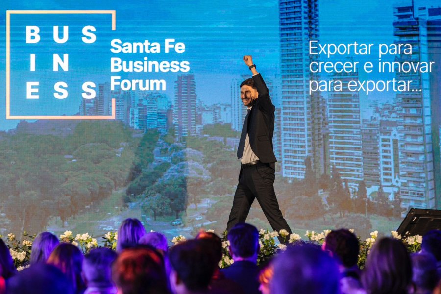 GOBERNADOR. Pullaro encabezó el acto de clausura del foro de negocios internacional.