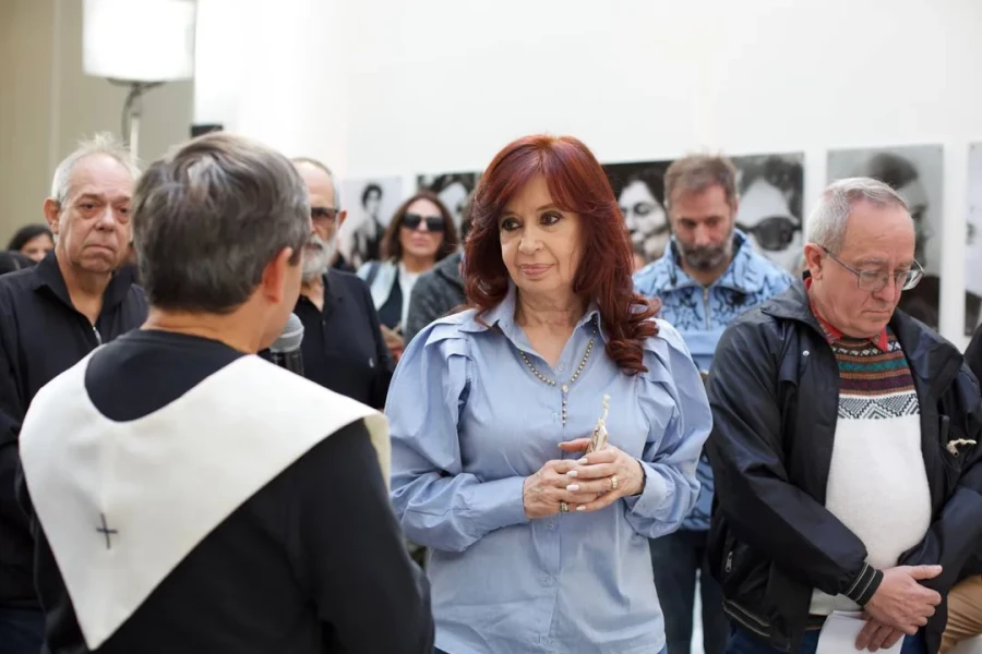 Cristina Kirchner, en una reuni&oacute;n con integrantes de la Iglesia.