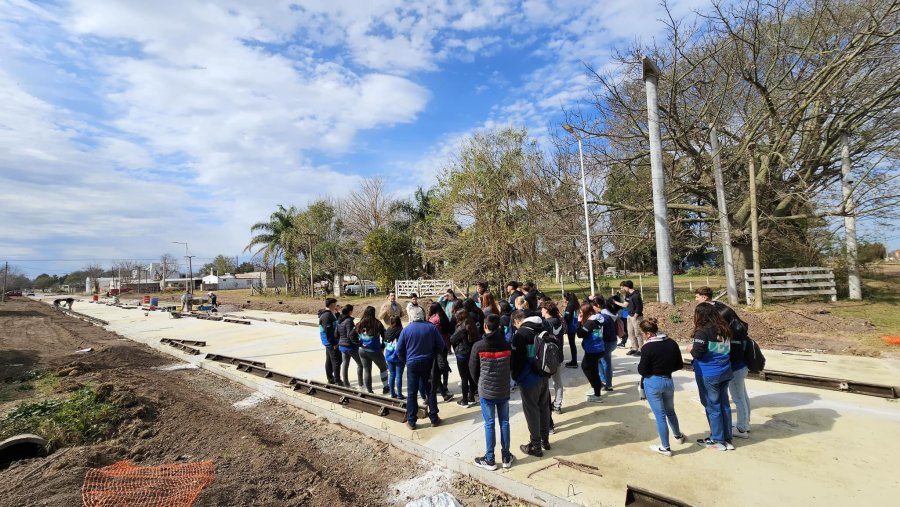 El contingente junto al presidente comunal recorriendo las obras.