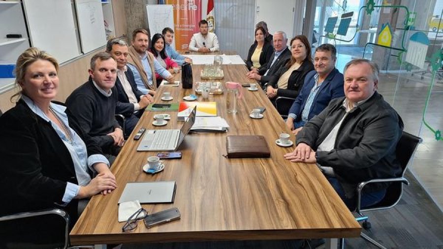 Los participantes en la reuni&oacute;n aludida.