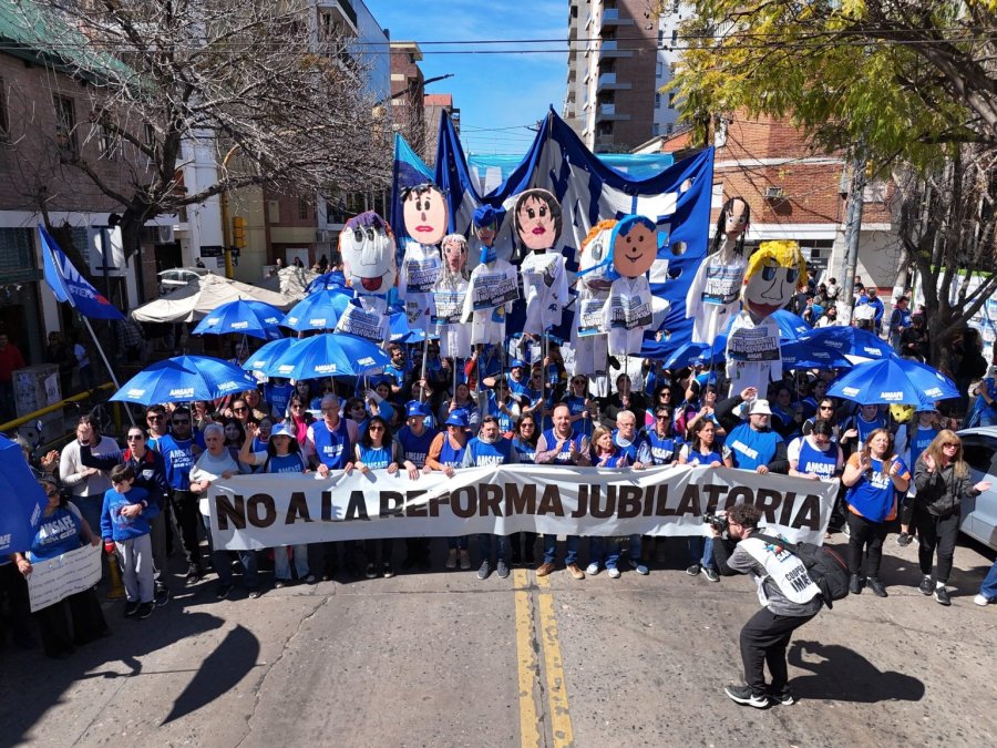 NUEVA MARCHA. Amsafe estuvo presente el jueves en las calles de la ciudad de Santa Fe en defensa de las conquistas previsionales.