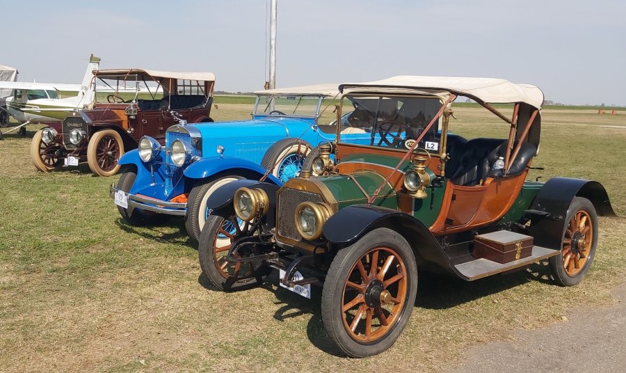 Tres joyas en el Aero Club: el Stoddard 1912, el  Cadillac 1929 y el Imperia 1908.