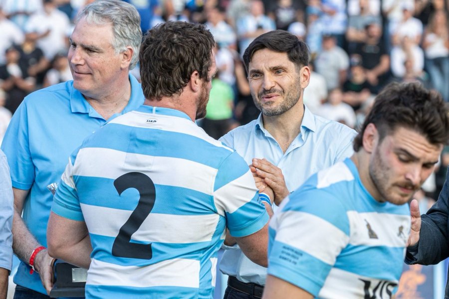 El gobernador Pullaro saluda a Juli&aacute;n Montoya, quien cumpli&oacute; 100 partidos como jugador puma. (FOTO SCS)