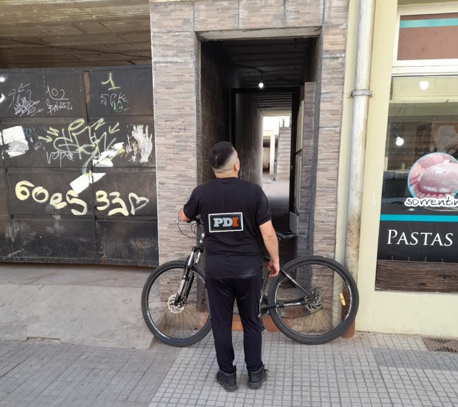 La bicicleta recuperada por PDI en una de las viviendas ubicadas en Av. Mitre al 500.