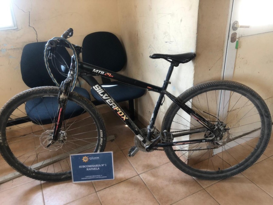 <i>La bicicleta recuperada por la polic&iacute;a departamental robada horas antes.</i>