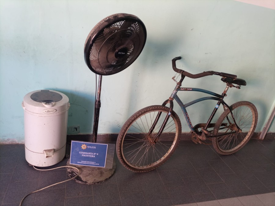 <i>La bicicleta, secarropas y ventilador recuperados por la Polic&iacute;a de Frontera.</i>