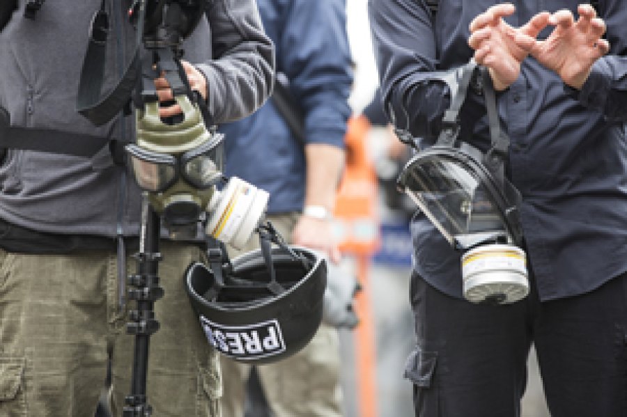 Es necesario recordar que, en la actualidad, los periodistas siguen siendo objeto de ataques, encarcelamientos, secuestros y asesinatos por ejercer su profesi&oacute;n.