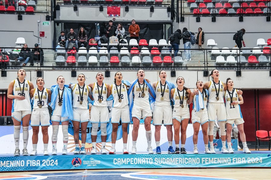 CON LAS MEDALLAS./ Gran logro del seleccionado con las rafaelinas.