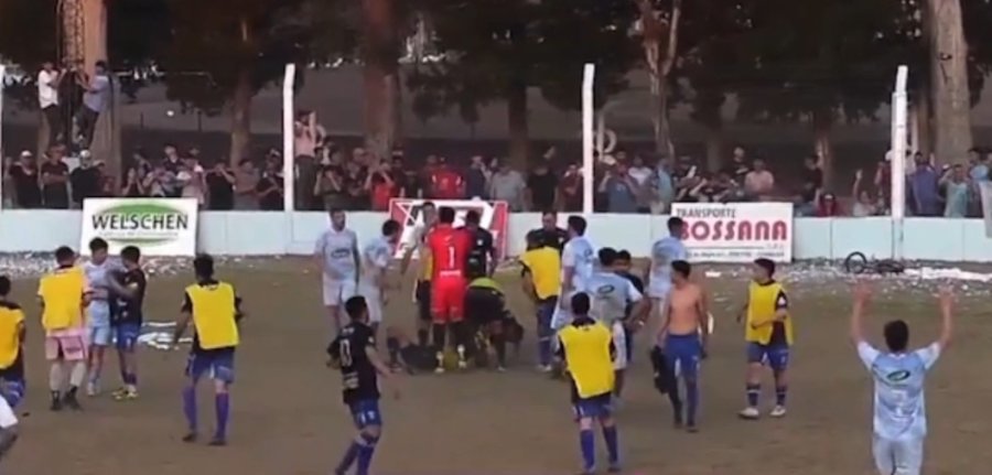 LA PARCIALIDAD DE RAMONA ARROJÓ DE TODO AL TERRENO DE JUEGO