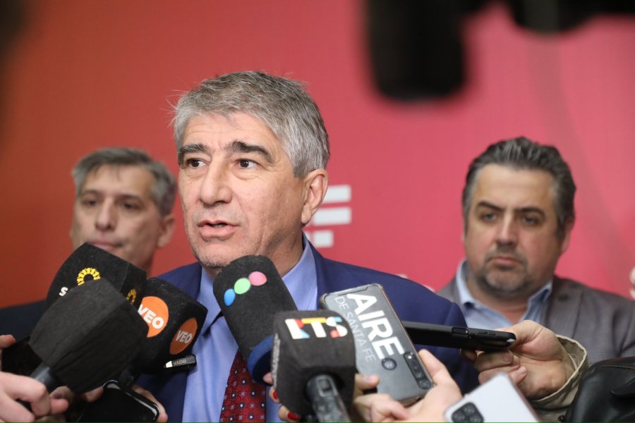 El ministro Bastia junto a Olivares y Cococcioni ante la prensa santafesina.